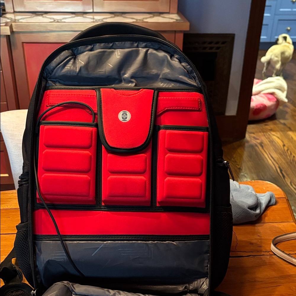Swiss Army backpack with computer sleeve and USB - image 3